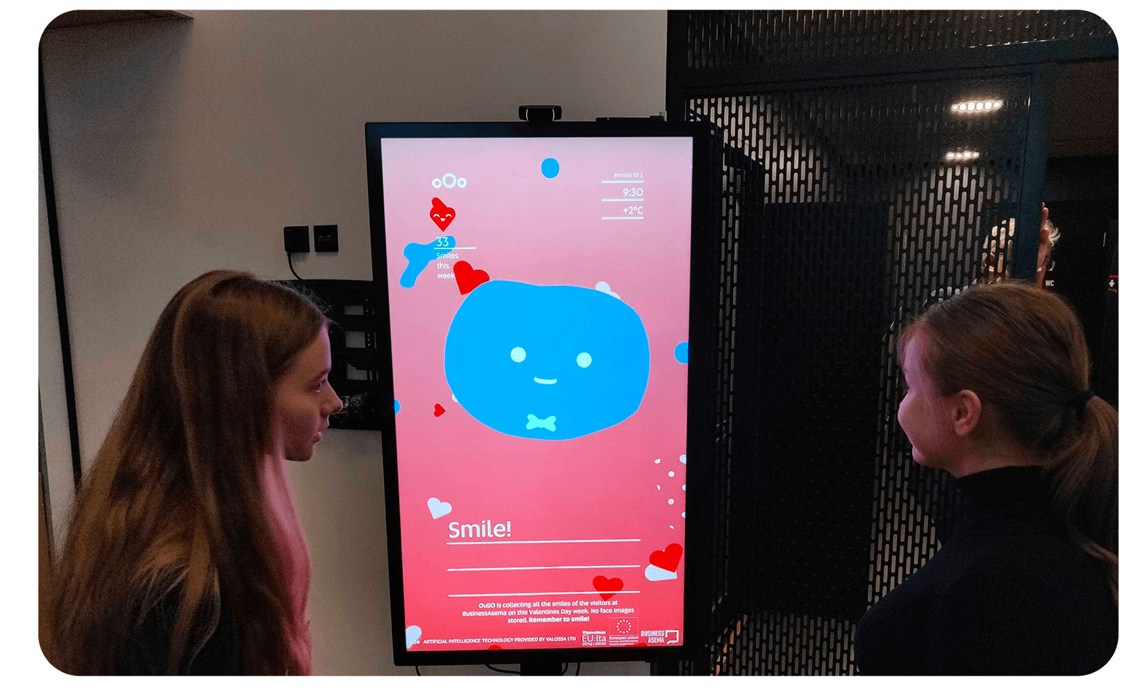 People watching Live AI in city of Oulu from a display
